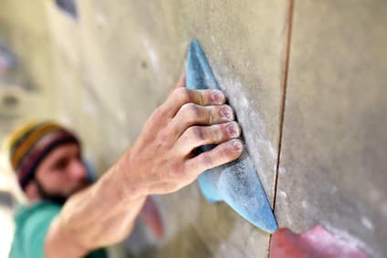 Detail Hand hlt sich an Griff fest, Kletterer/ Bergsteiger in Halle