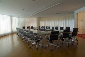 Lacour : création de table de réunion, bureau de direction et mobilier professionnel