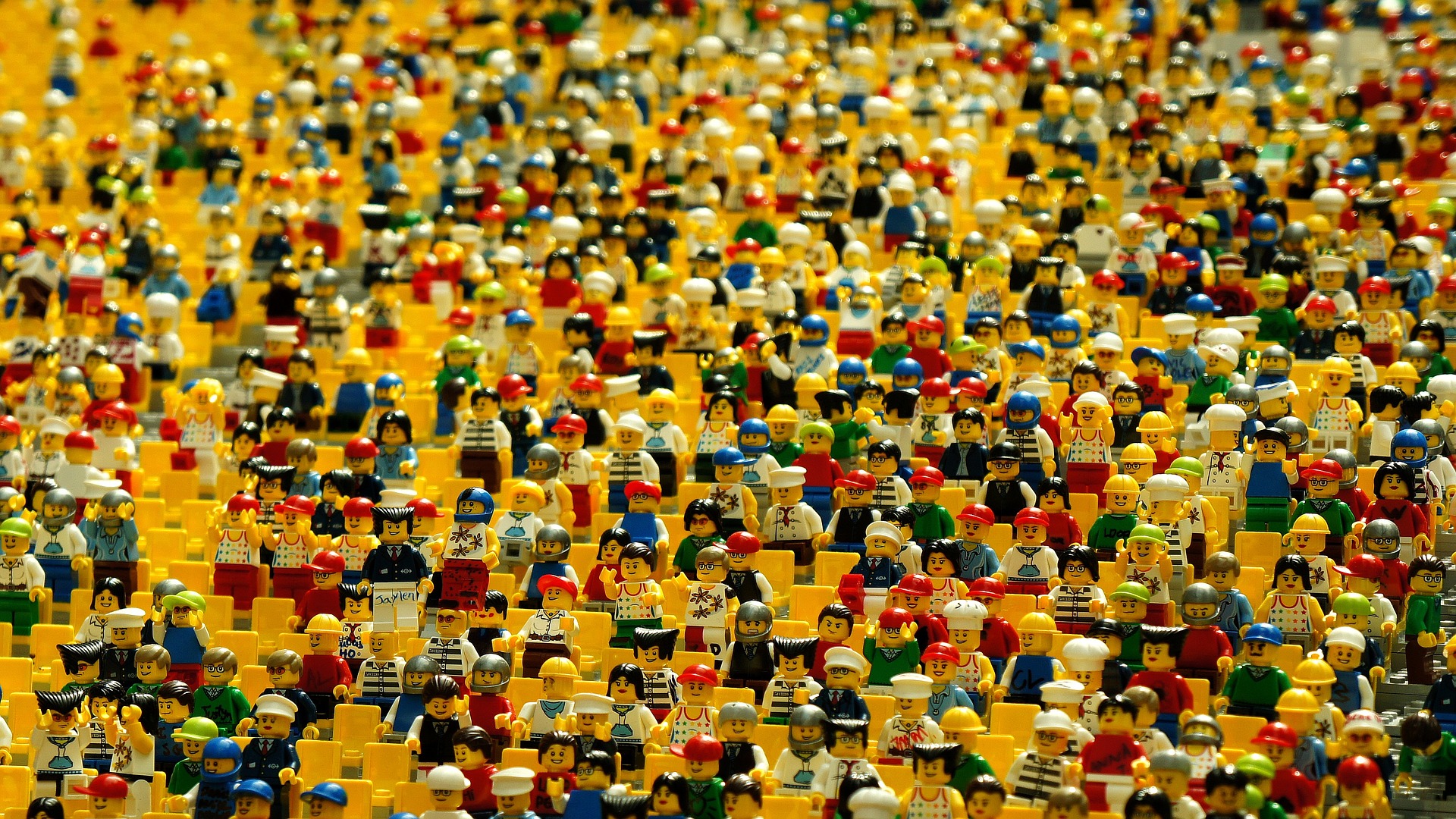 Des centaines de bonhommes lego créant une foule