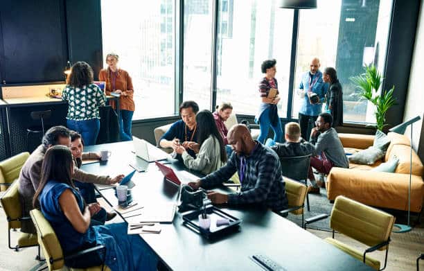 Salle de corpoworking avec plusieurs salariés qui travaillent ensemble