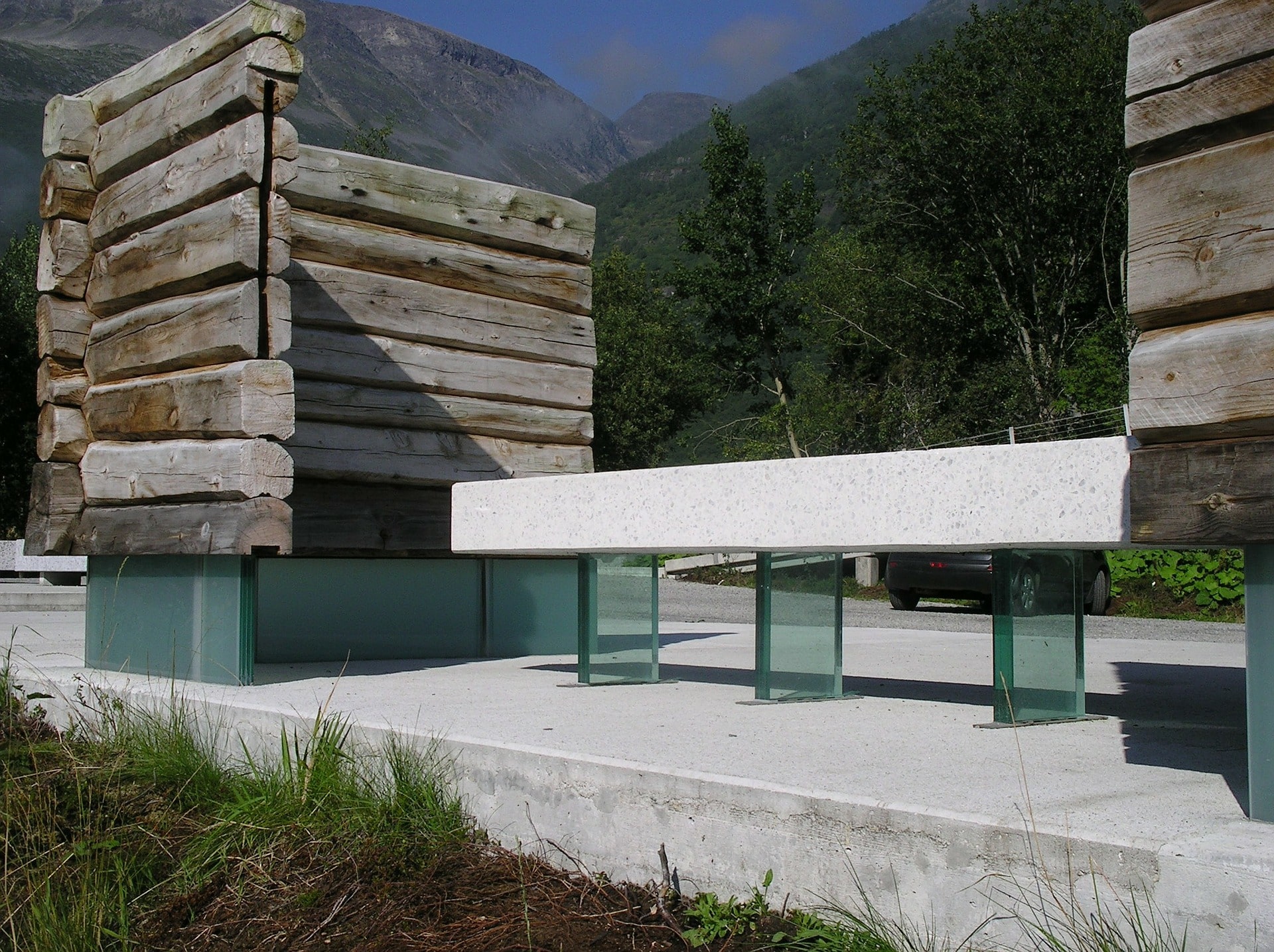 Banc moderne en pierre blanche et verre entouré de paravents en bois