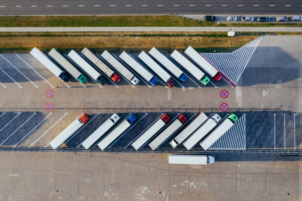 camions garés sur un parking